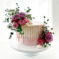 Torte Rosen mit Farbverlauf und rosa Drip